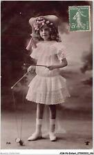 AIMP6-0588 - ENFANT - une petite fille jouant à la toupie