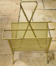 porte-revue en tôle perforée jaune de Mathieu Mategot années 50