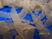 Ancien galon/ruban, plissé, en organza couleur doré. Vente au mètre.  Réf n°336