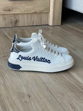 Sneakers Louis Vuitton blanches logo brodé bleu marine cuir premium luxe baskets