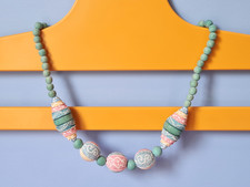 Collier vintage pastel 50cm  de long perles en pvc texturé bleu / vert / rose