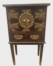 Petit meuble a deux portes a décor de bronze XX siècle