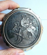 Poudrier argenté avec une