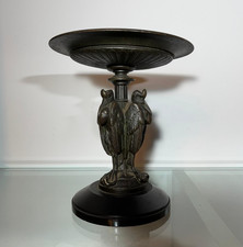 Antique Coupe Art Dèco en bronze ornée d'un marabout africain tenant un serpent
