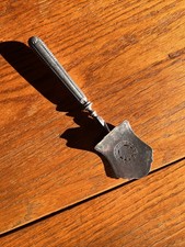 CUILLERE PELLE A MIGNARDISES EN ARGENT POINCON MINERVE