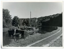 Bateau à fond plat sur une