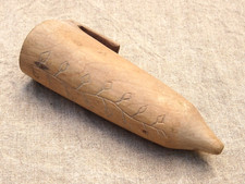 Outil ancien coffin en bois décoré  étui de pierre à aiguiser art populaire