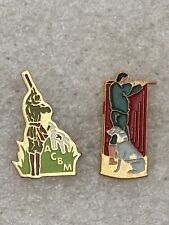 lot x 2 pin's chien de chasse chasseur fusil tir botte hunter hunting dog pin