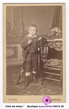 ENFANT AVEC UN JOUET CARABINE, TOY, RIFLE, CDV PETER à STRASBOURG  -N29