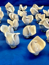 ANCIENNES FLEURS BOUTONS DE ROSES BARBOTINE BLANC COURONNES DECO GLOBE 26 DISPO