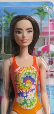 NRFB poupée 2022 BARBIE brunette PLAGE/PISCINE maillot orange HDC49