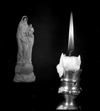Nature morte Statuette Vierge Marie Bougie  -  Ancien négatif photo an. 1940