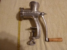 Ancien hachoir à viande manuel en fonte d'aluminium avec poignée en bois N°5