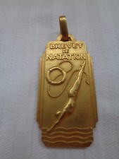 MEDAILLE PENDENTIF  BREVET DE NATATION  MAITRES NAGEURS SAUVETEURS METAL DORE