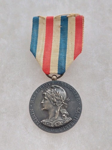 Une médaille ministère - ministère, de