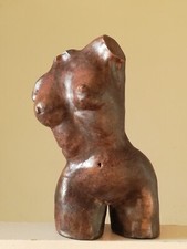 Statue en terre blanche Buste de femme signée de l'artiste