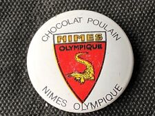 VINTAGE BADGE TOLE ANNEE 60 CHOCOLAT POULAIN FOOTBALL NIMES OLYMPIQUE