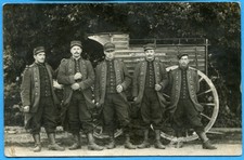 CPA Photo : Soldats du 114° RI devant le fourgon d'une cantinière