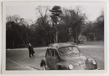 Renault 4CV homme forêt - Photo vintage snapshot c. 1955