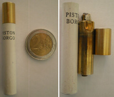 TRES PETIT BRIQUET A ESSENCE PUBLICITAIRE (H : 70 mm, D : 10 mm)