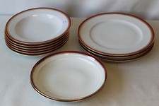 Porcelaine de Couleuvre  Assiettes + Plats Liseré couleur bordeaux et doré 11p.