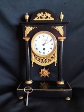 Pendule portique Directoire en marbre noir et bronze doré / Empire XIXe Victoire