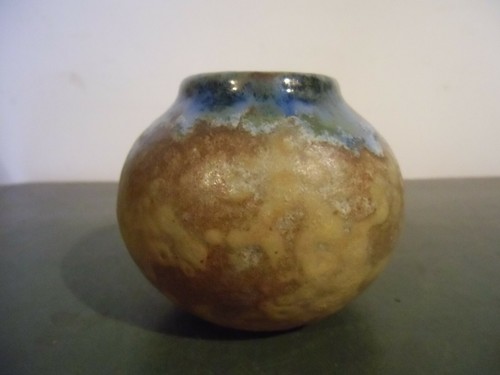 Petit vase boule signé gres - ,
