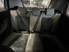 Attache ceinture arriere droit