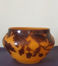 A. Delatte, très joli vase en verre multicouche, décor de branches et glands