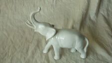ANCIEN ELEPHANT EN PORCELAINE BLANCHE **