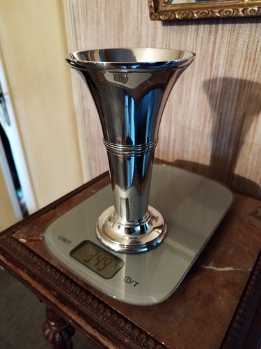 Vase style art - en, métal