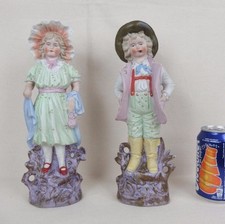 2 personnages anciens en