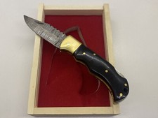 Couteaux de poche Ergo manche multicolore 120 couche en coffret vitrine.