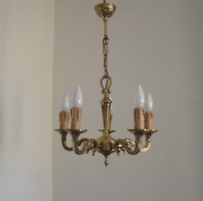 Lustre ancien français qualité 5 lumières laiton avec rouleau bras acanthe 5452