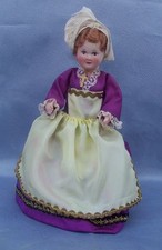 poupée régionale folklorique