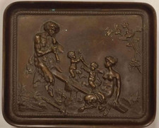 D'apres Clodion Plateau bronze décor scène animée d'un satyre,une femme dénudée