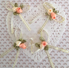 Noeuds en satin ivoire et fil Lurex or avec des roses par 2 de 6,50 cm de haut.