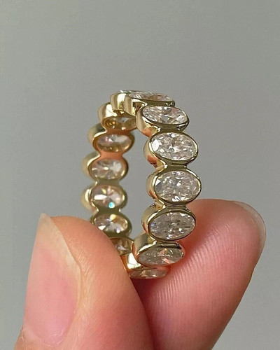 Bague alliance sertie - , d'une