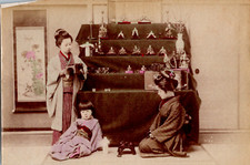Japon, Geisha, un étal de statuettes Vintage albumen print  Tirage albuminé 