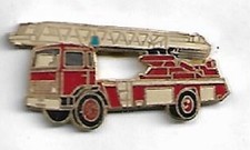 pin's camion pompier signé tablo