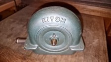 Ancienne pompe a eau RITOM