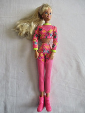 BARBIE en TENUE DE SKI ROSE et APRES SKI - BOUCLES D'OREILLES (76-33)