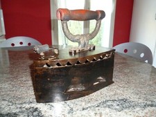 ANCIEN FER A REPASSER EN FONTE A MANCHE EN BOIS fer à braise