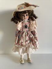 Poupée En Porcelaine Robe Et Chapeau Motif Fleurs Hauteur 40 Cm 