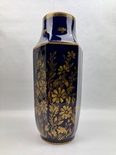 Vase octogonal en porcelaine de Limoges, bleu de four et décor doré, XXe siècle