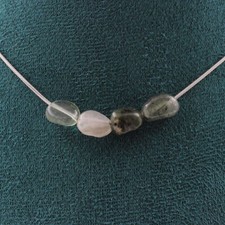 Pierres et Minéraux. Collier 4 perles Quartz rutile vert du Brésil Chaine en ac