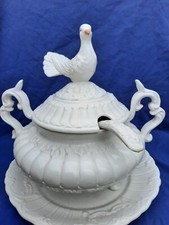 Grande Soupière blanche chapeau barbotine colombe
