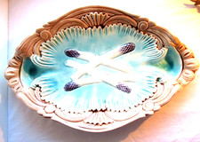 Plat à asperges en barbotine, Art Déco ou Art Nouveau, signé ORCHIES