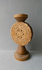 bougeoir en bois sculpté, rosace, art populaire, montagne, Queyras ?