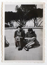 Deux femmes assises terrases